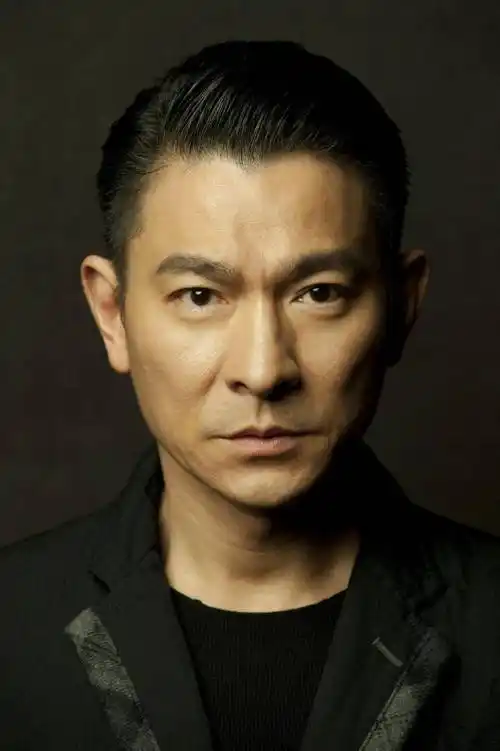 却更有一代老戏骨的风范,刘德华的电影中,大背头就是他的代表性发型