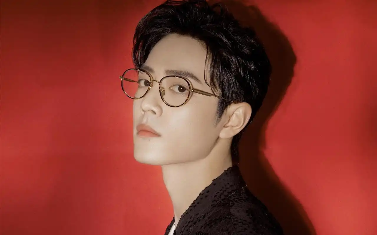 肖战帅气最新壁纸_人气男神肖战