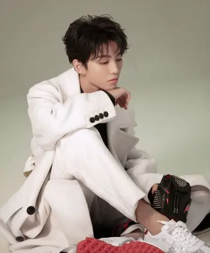 王俊凯最新大片,露肩秀锁骨,简直不要太撩!_高清图集_新浪网