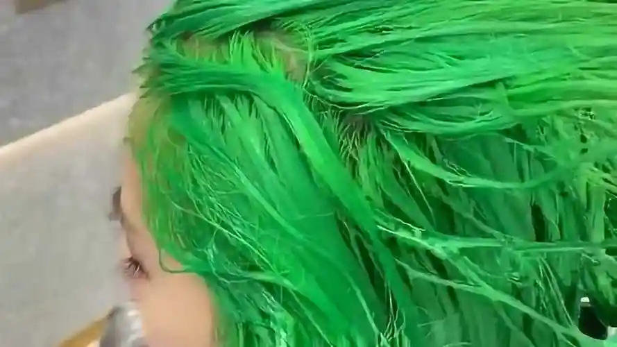 现在的美女也是够厉害的,非要来理发店把头发弄成绿色,这是受到什么