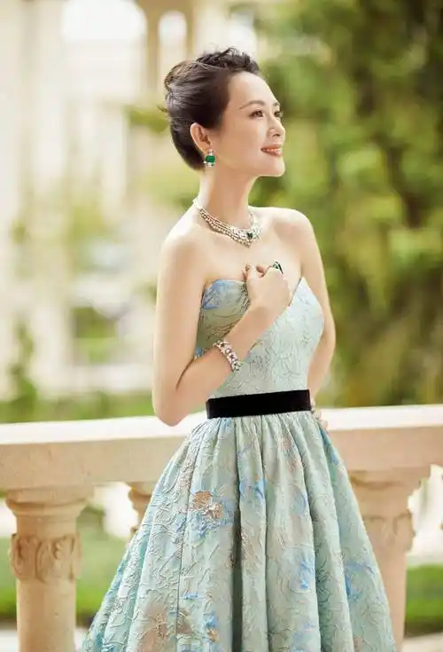 章子怡晒出最新写真,身穿多彩抹胸长裙,秀鹌鹑蛋大的绿宝石戒指_粉红