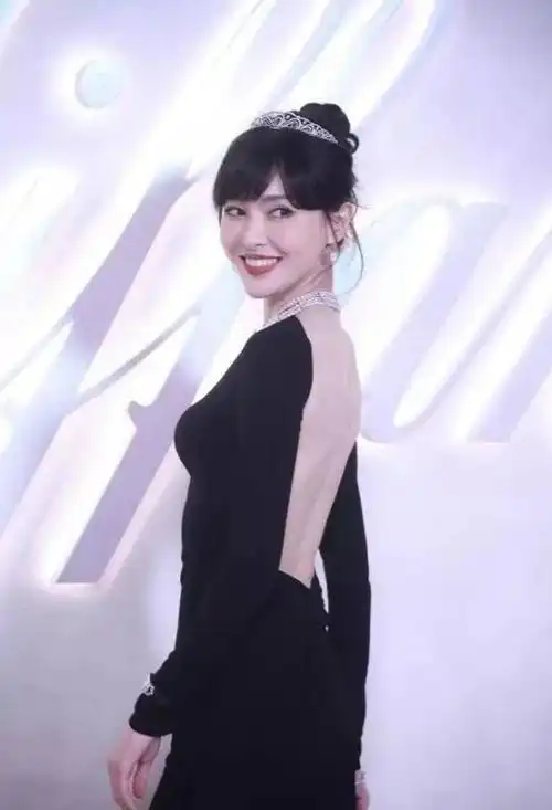 上海这一夜赫本风的唐嫣风韵犹存的刘嘉玲都不如钟楚曦