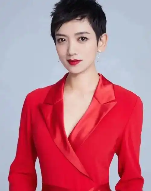 刘恺威现任女友近照曝光,40岁穿抹胸裙可盐可甜,这颜值一点都不输杨幂