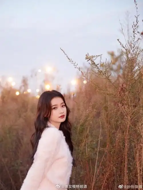 孙怡置身芦苇荡甜美比耶