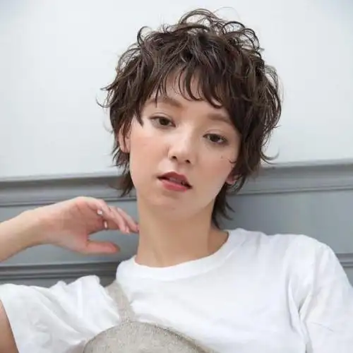 女士短发想要美,记得试试纹理烫,蓬松自然不夸张|发型|烫发|脸型|波波