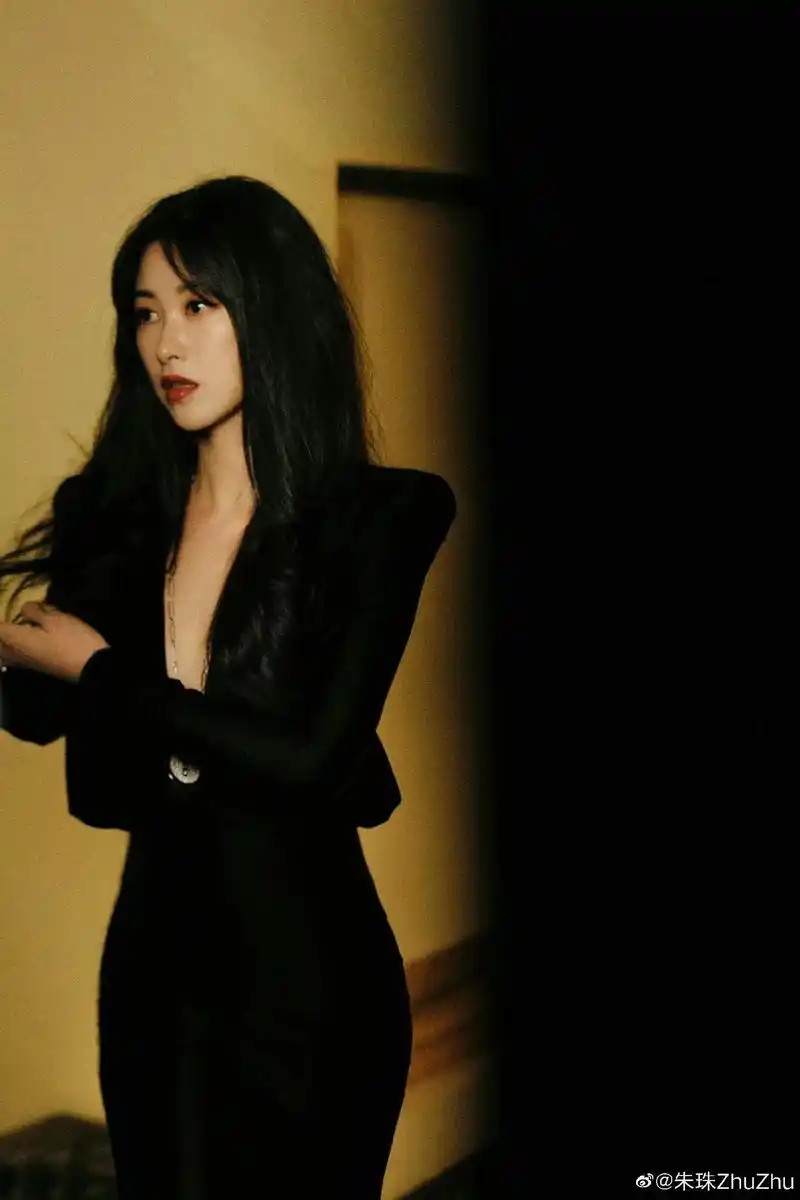 朱珠曾经八次登上"全球最美100张面孔"名单,单凭这一点就可 - 抖音