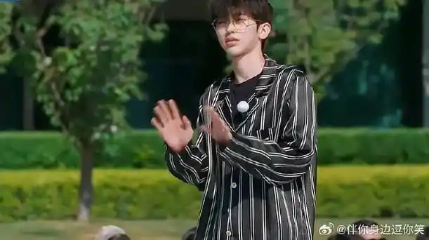 跑男奇葩时装周,蔡徐坤穿睡衣依然帅气!