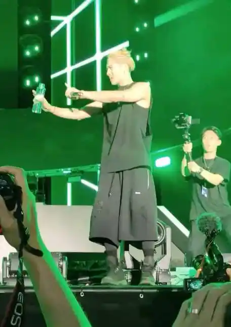 双厨狂喜!王嘉尔和swae lee 合作舞台