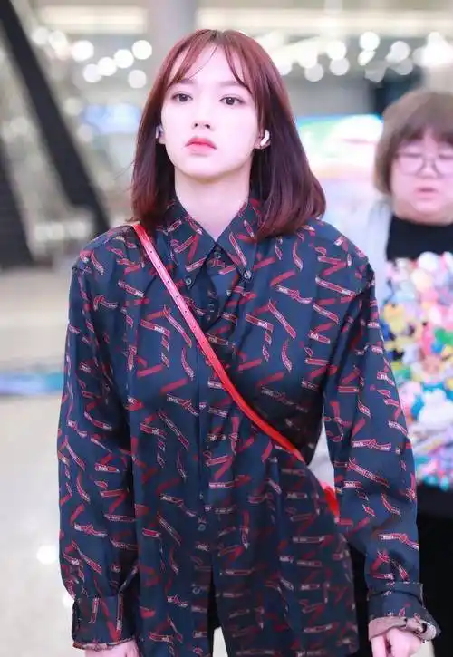 短发酷girl程潇穿衬衫走机场,配绑带长筒靴,长腿依旧瞩目_姐姐_衣服