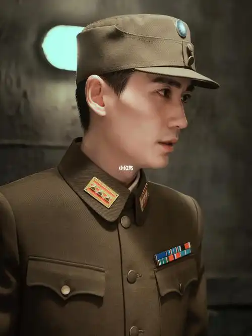 穿军装的龙龙太帅了7815_朱一龙_军装_潮流_穿搭ootd