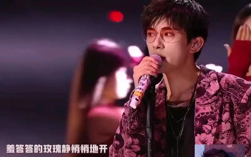 易烊千玺,现场演唱:羞答答的玫瑰静悄悄的开