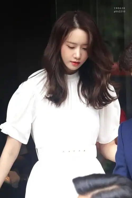 林允儿一袭小白裙现身,这侧颜什么水平? zt_虎扑