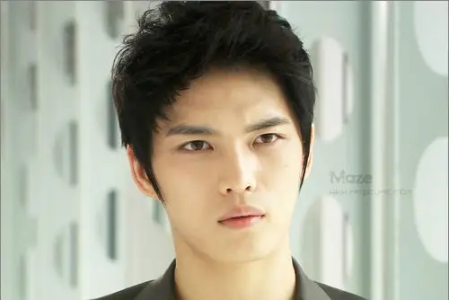 电视剧"守护boss"金在中剧中两款熟男短发造型