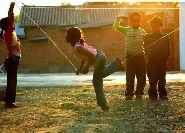 打弹珠滚铁环农村男孩小时候这么玩现在大城市孩子体力玩不起