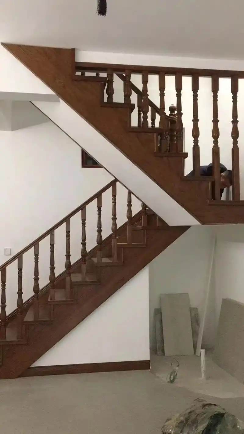 实木红橡楼梯安装效果.