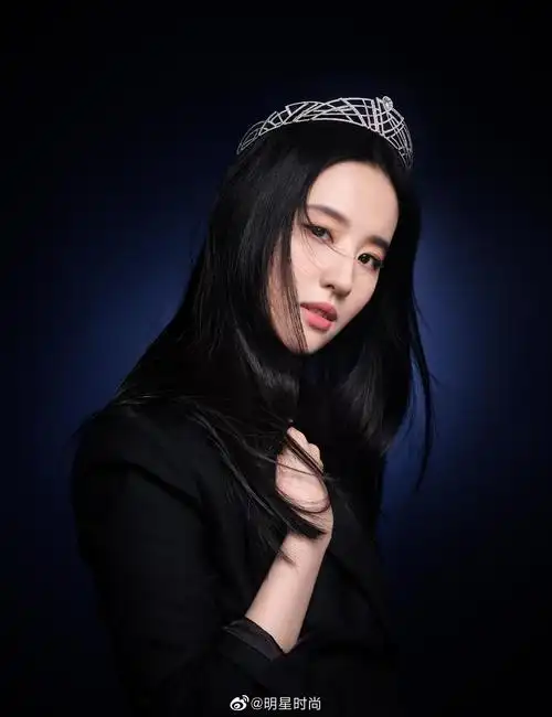 刘亦菲最新造型,头戴皇冠犹如公主,粉色抹胸裙秀出优越天鹅颈