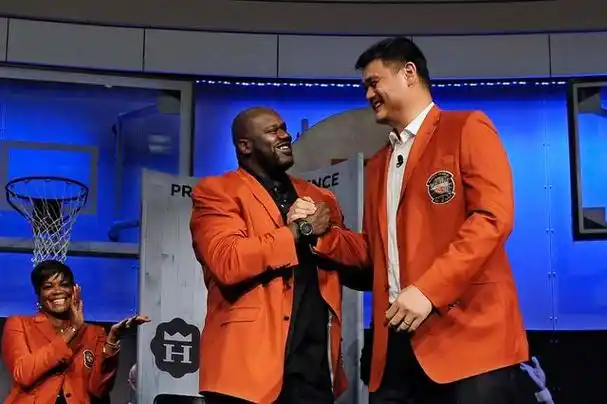 奥尼尔晒与姚明全明星合影!鲨鱼中英双语调侃:你们都以为我很高