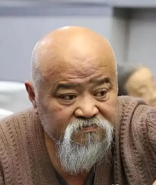 不顾医生劝阻,每天2包烟,顿顿8两白酒的演员李琦,如今变成这样