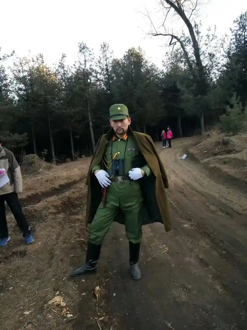 《活着,打鬼子》电影中扮演日本军官的演员,你知道生活的他是干 - 抖