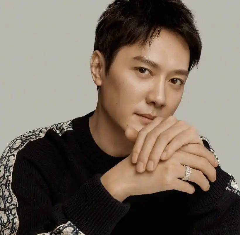 冯绍峰高调秀恩爱手上戒指暗示情感状况赵丽颖还是赢了