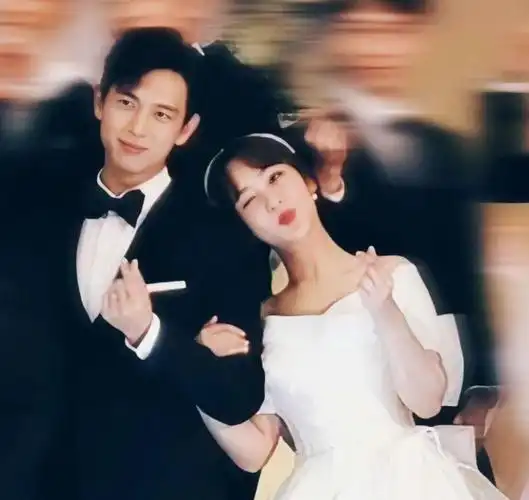 童颜夫妇世纪婚礼来袭杨紫婚纱美上热搜李现眼神太宠溺啦