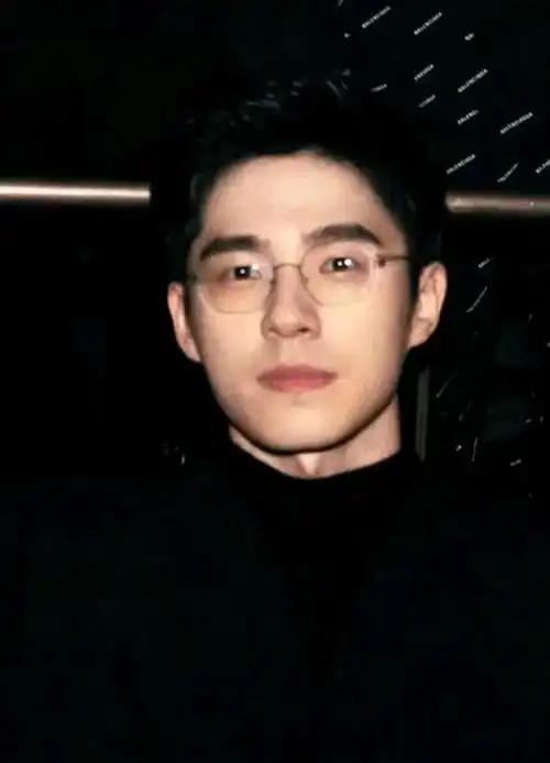 而因为燃冬留了胡子,身材发胖,脸也馒化,颜值下滑严重,让刘昊然脱粉不