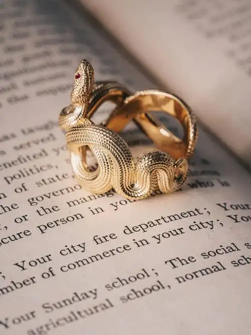 ootd栩栩如生的蛇形戒指快马住