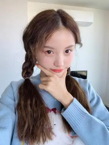 比如双手捧脸的"牙痛"姿势,巴掌脸就这么简单,显瘦又可爱.