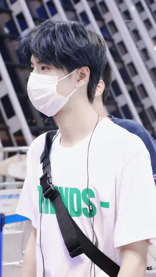 王一博戴口罩也挡不住帅脸系列