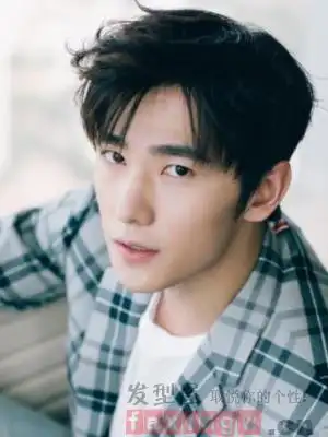 绅士风的侧分微烫发型搭配格子西装,再加上深邃的眼神完全就是牢牢