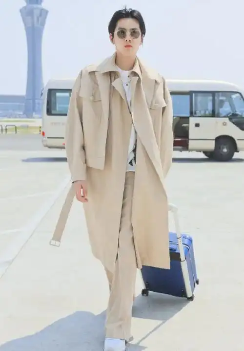 帅气男明星受够t恤搭一件风衣自行搭配出的效果帅哭中迷妹