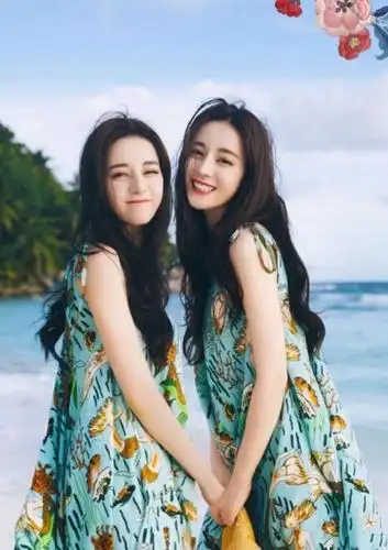 迪丽热巴和她妹迪丽冷巴,站一起时,甚至鹿晗也分不清哪一个热巴