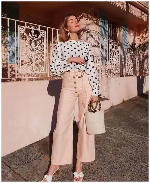 李沁一字带凉鞋清新甜美这么低调的女人颜值确实不能小瞧啊