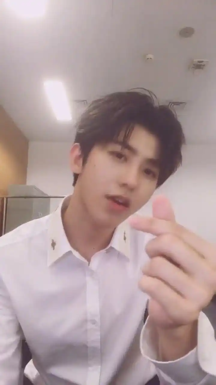 芒果萌小妞 10月27日 18:40 蔡徐坤 you can be my girlfriend 手势舞