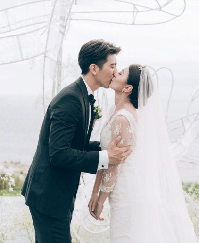 贾静雯修杰楷结婚现场照,一家五口甜蜜幸福,高圆圆发文祝福