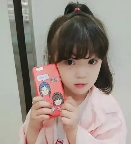 丸子头首先沿着发际线将头发分为三个均匀的层次,从鬓角处将散发归拢