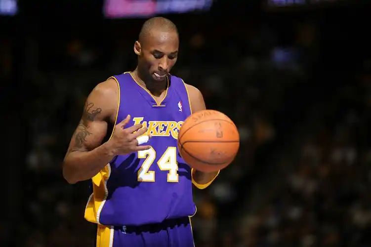 霸气科比经典壁纸_篮球界硬汉科比