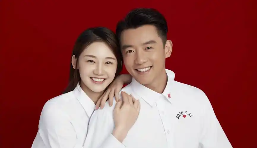 苗苗近况首露面晒与郑恺同游照片一家三口首次同框