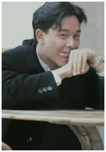 神仙哥哥!张国荣证件照罕见曝光 白衬衣花领带精神帅气