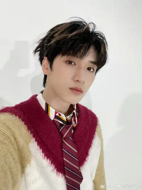 严浩翔骑木马#严浩翔骑小木马怎么也酷酷的,但又有一种反差萌,褂鞍