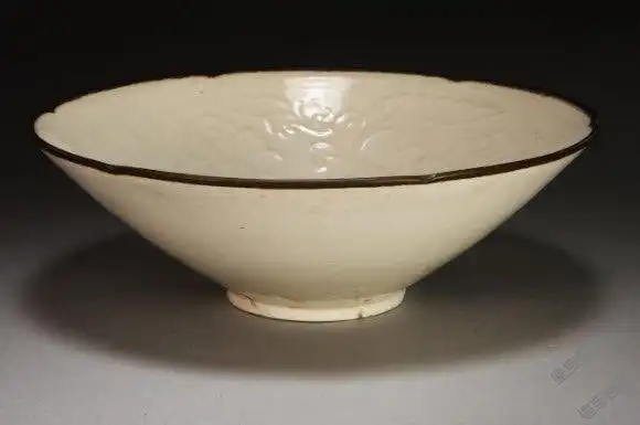 北宋定窑白釉印花缠枝芙蓉纹花口碗档案