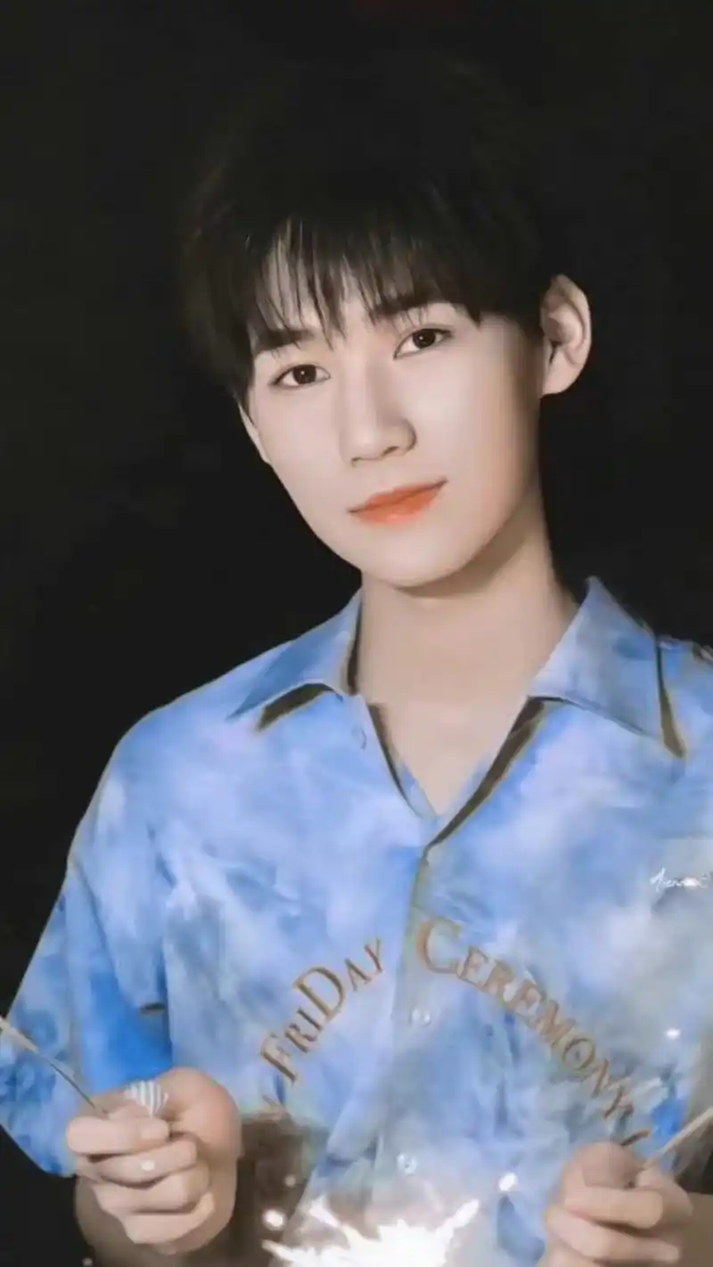 魅力十足,稳重帅气张真源!