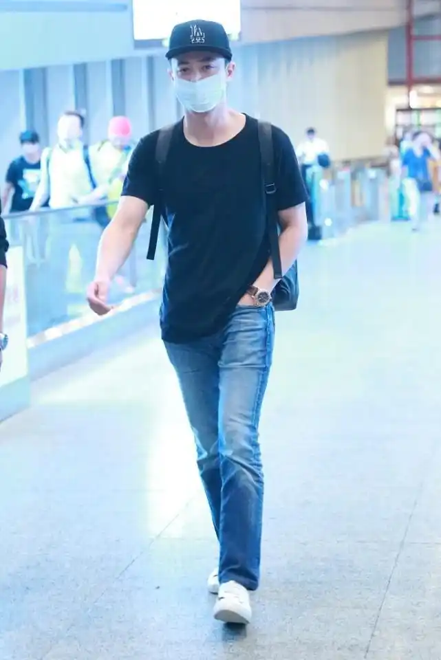 原创霍建华真到了大叔的年纪可穿紧身t恤仍迷人肌肉挺紧实的