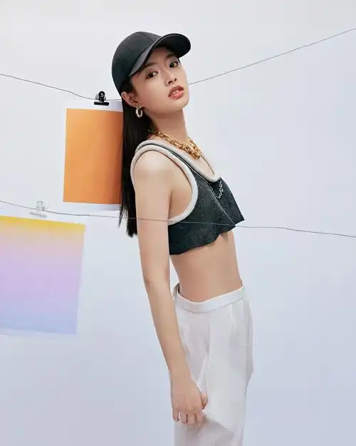 徐若晗最新时尚造型自信阳光一起奔赴多彩青春