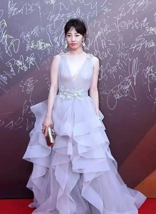 白百何穿白色薄纱透视连衣裙,大秀性感身材_电影_票房_黄小仙