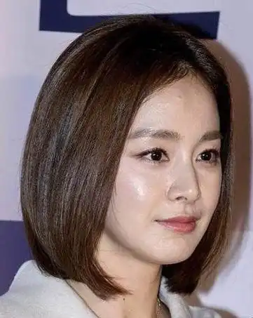 中分的bob头发型,头发是直发的造型,给人的感觉是非常的清新可爱的