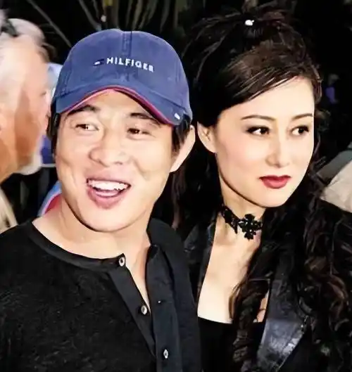 李连杰黄秋燕离婚32年:她再为人妇容光焕发,他演戏落疾一身暗伤