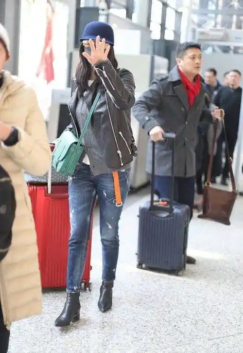 在机场拍到的蒋欣,身材魁梧很壮实,但身高高挑比例是好的!