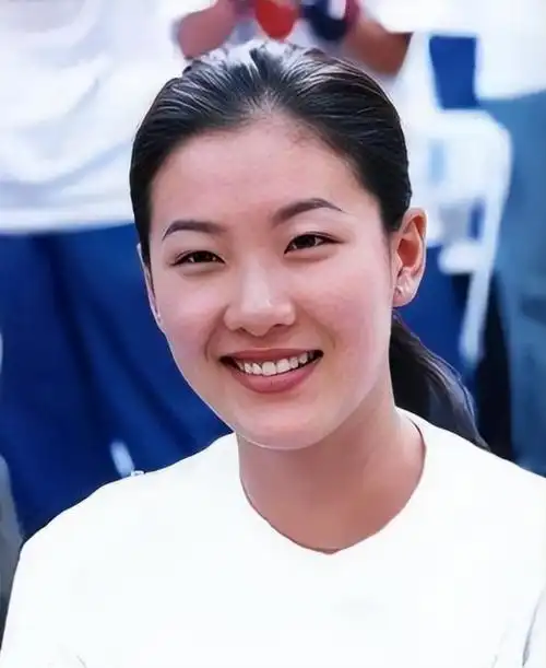 回顾伏明霞嫁大26岁富商婚后连生三胎如今她45岁丈夫71岁