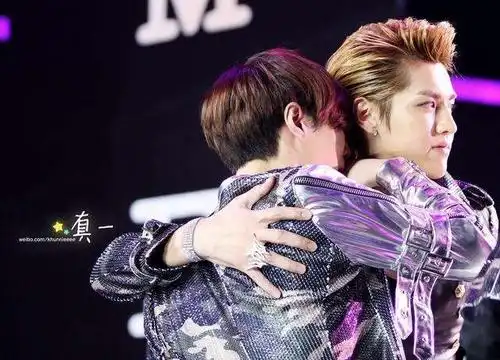 张艺兴发微博diss黑子写完就上飞机, 不理舆论的样子真酷_吴亦凡